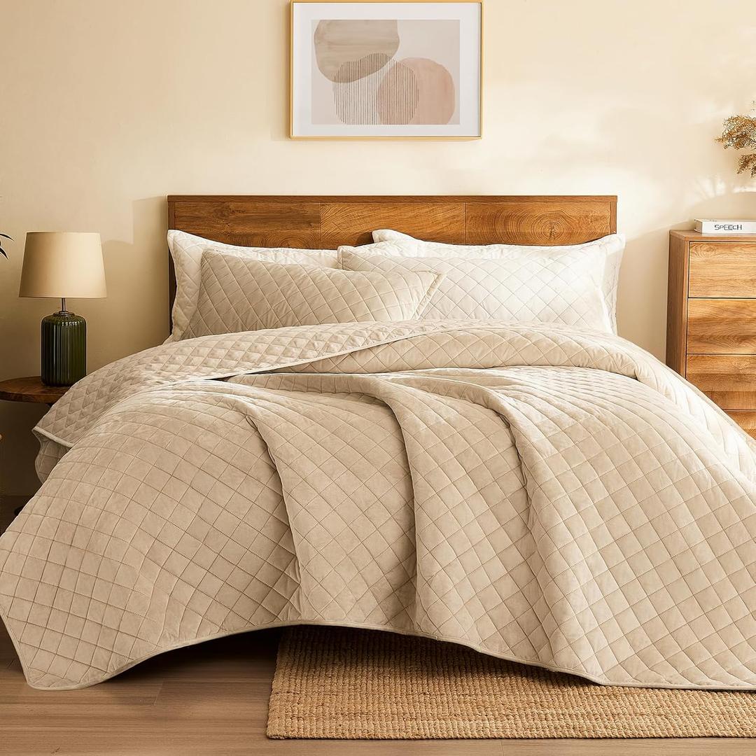 L'AGRATY Velvet Quilt King Size: 3-Piece Reversible Luxury Velvet Bedding Comforter Set - Lightweight Oversized Quilted Bedspread Coverlet with 2 Pillow Sham for All Season - Light Taupe Quilt