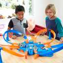 Hot Wheels Track Set with 1:64 Scale Toy Car, 4 Intersections for Crashing, Powered by a Motorized Booster, Criss-Cross Crash Track