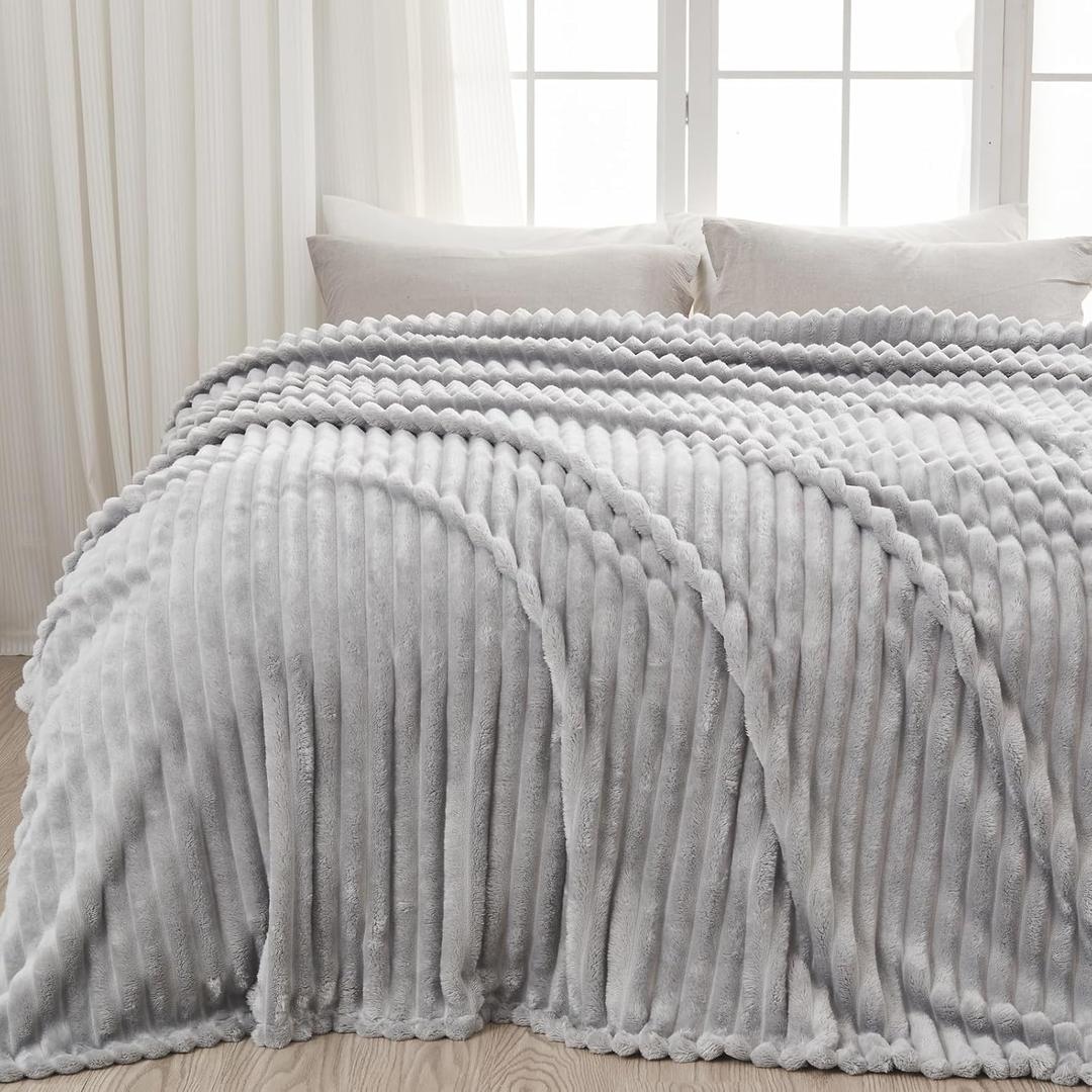 NEWCOSPLAY Super Soft Queen Blanket Light Grey Premium Silky Flannel Fleece 3D Ribbed Jacquard Lightweight Bed Blanket All Season Use (Light Grey Ribbed, Queen(90"x90"))
