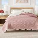 Great Bay Home Twin/Twin XL 100% Cotton Scallopeded Quilt Set with Shams - Reversible Pink Floral - Lightweight, Breathable, All-Season Bedding - 2-Piece Twin Bed Set (Spring Petals Peach)