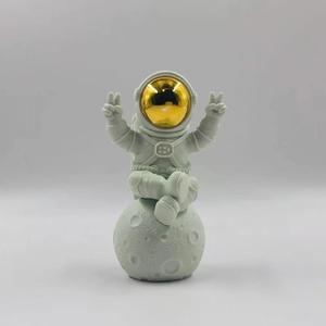 Figurine Statue Astronaut Sculpture Spaceman Décor,Sculptures Home Décor,White Shelf Decoration,Tabletop Decoration,Cute Mini Space Figure Ornament (Gold/White Small Astronaut Statue)