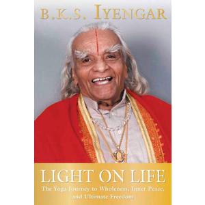 Light on Life: The Yoga Journey to Wholeness, Inner Peace, and Ultimate Freedom (Iyengar Yoga Books)
