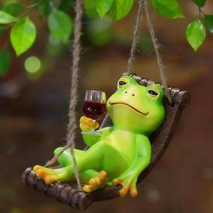 NINIPAPA Hanging Frog Garden Decor, Swing Frog Statue with Red Wine in Hand for Fall Yard Outdoor Decoration, Gifts for Mom Dad on Christmas, Birthday, Party Halloween Housewarming