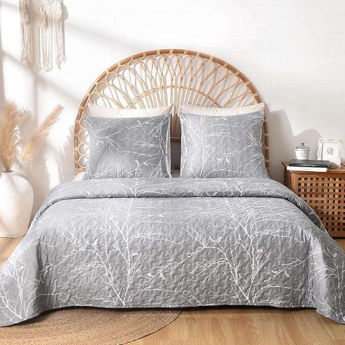 Gray Quilt Set King Size, Grey Reversible Botanical Bedspread Coverlet Set Branch Leaves Pattern Bedding Set, 3 Piece Microfiber Summer Quilted Bedding Set All Season