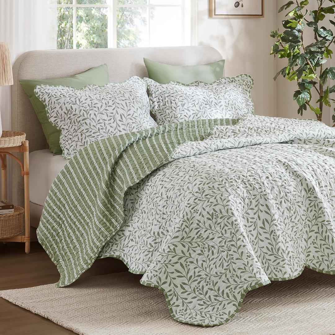 Madison Park 3-Piece Reversible Quilt Set, Botanical Print & Scalloped Edge, Lightweight Summer Bedding, Queen, Market Green | Lightweight