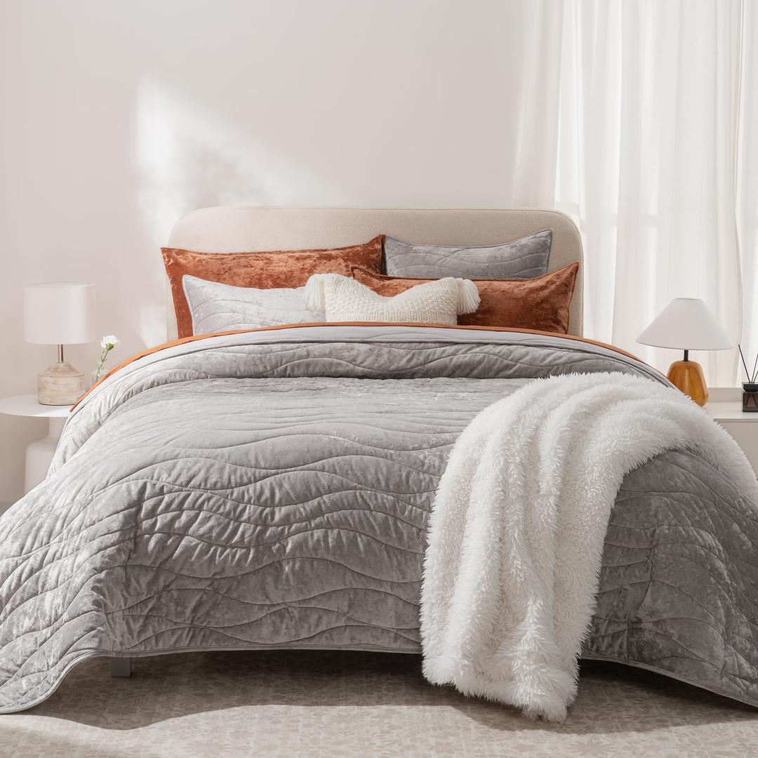 EverGrace Luxury Velvet Quilt King Size, Ultra Soft Wave Crushed Velvet Bedding Set, Lightweight Quilted Comforter Set for All Season, Oversized Bedspread Coverlet with 2 Shams, Silver Gray