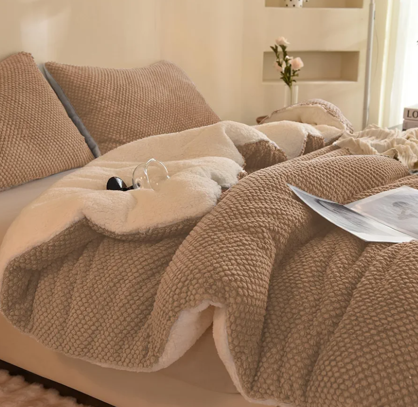 LLanCL 3D Jacquard Design Comforter Set, Luxury Cozy Sherpa Fur Plush 3Pieces UltraSoft Warm Sets Bedding with 2 Pillowcases (Queen Size 90"x90", Beige)