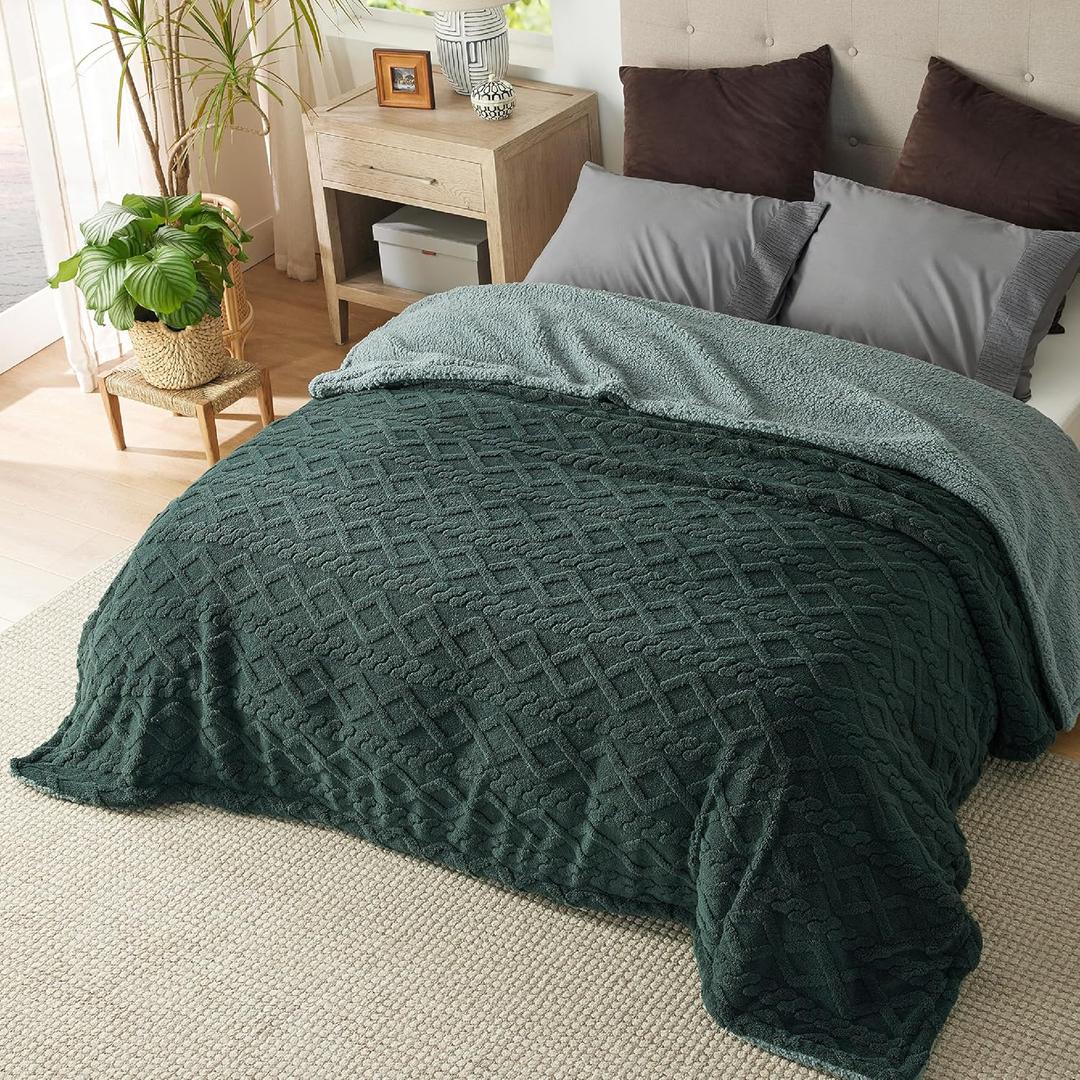 Bedsure Gentlesoft Sherpa Queen Size Blanket for Bed - Fleece Fluffy & Cozy Cable Jacquard Tufted for Women Gift, Thick and Warm Christmas Blanket for Winter, Dark Green, 90x90 Inches