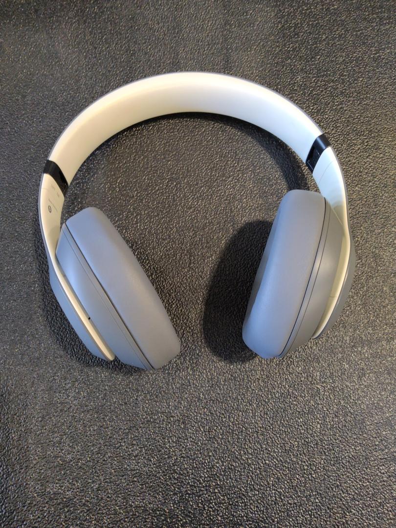 Beats Studio Pro - Premium Wireless Over-Ear Headphones- Up to 40-Hour Battery Life, Active Noise Cancelling, USB-C Lossless Audio, Apple & Android Compatible - Sand Gray. Small Scratch. No cords or ac units