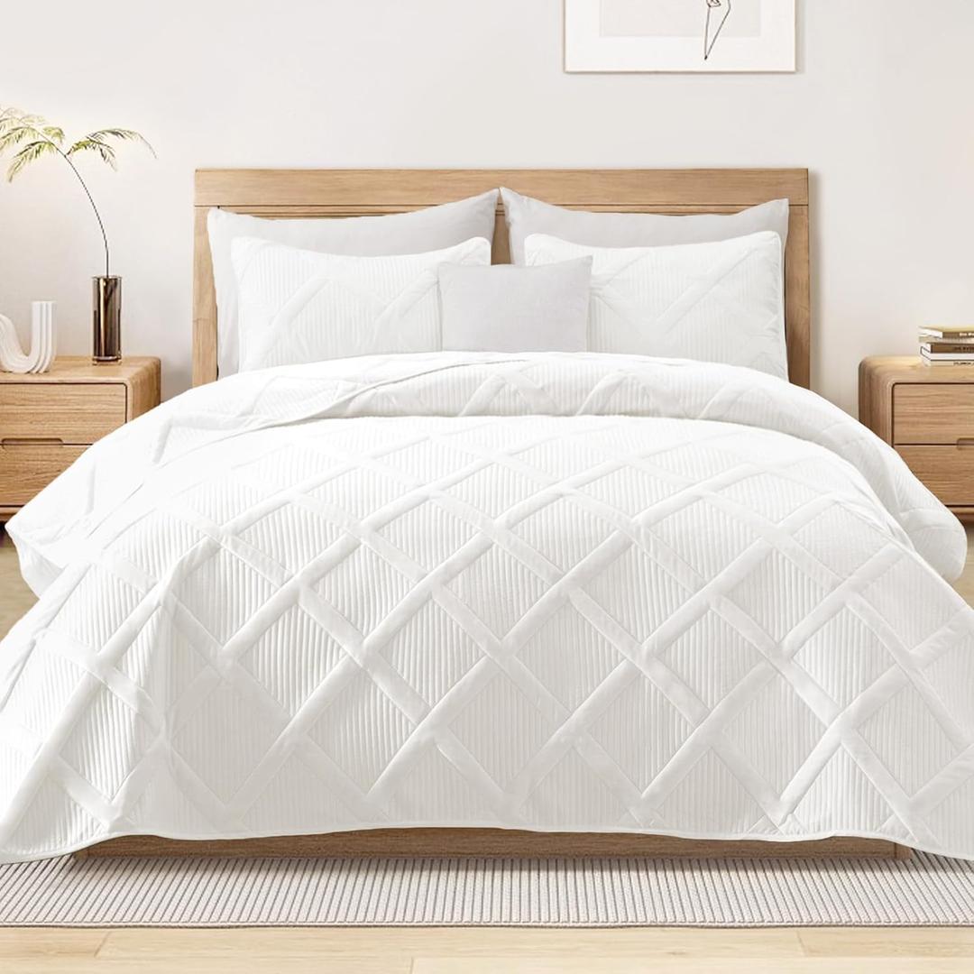 Exclusivo Mezcla King Size Quilt Set with Modern Striped Pattern, 3 Pieces Summer Lightweight White Quilts Bedding Set, Soft Bedspreads Coverlets for All Seasons (King (104"x96"))