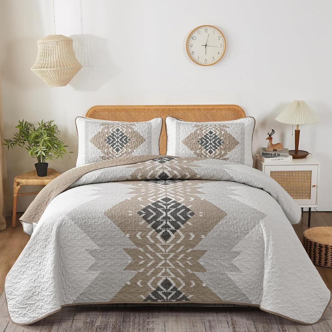 Dintszyayue Brown Boho Quilt Set King,3 Pieces Aztec Texture Quilt with 2 Pillowcases,Bohemian Geometric Bedspread Bedding Set Microfiber Quilted Coverlet Set for All Seasons King Size(90"103")