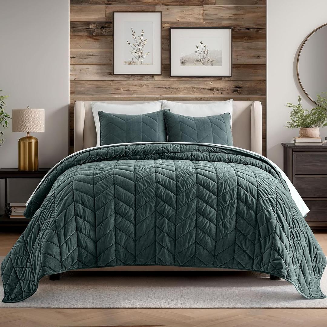 EVERGRACE 3 Pieces Luxurious Queen Velvet Quilts, Ultra Soft Lightweight Velvet Comforter Set, Matelasse Oversized Bedspread Coverlet for All Season with 2 Shams, Forest Green, 92"x96"