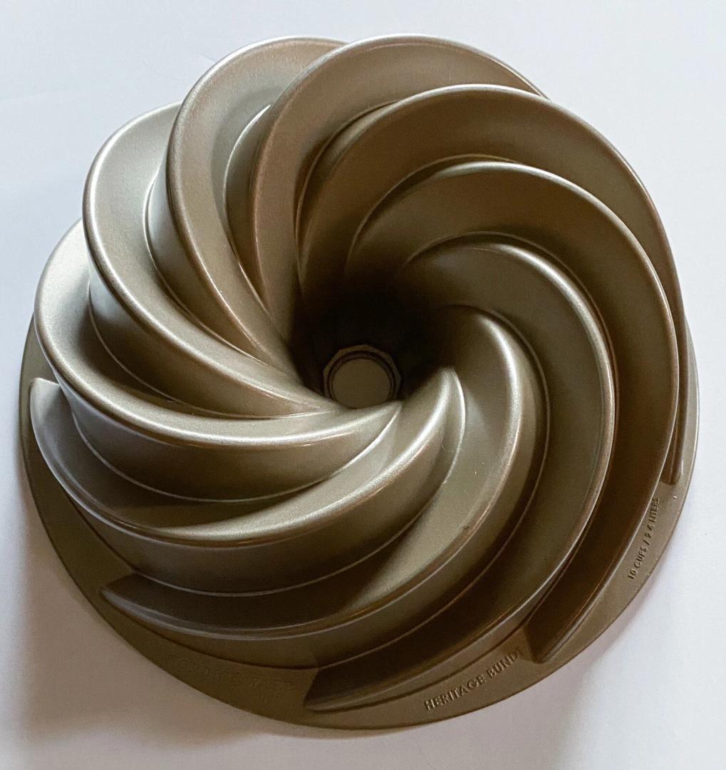 HERITAGE BUNDT Cake Pan CUP USA Excellent Heavy Metal