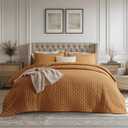Bedsure Twin Quilt - Ultra Soft Twin XL Quilt Bedding for Dorm Decor, Lightweight All-Season Comforter, Honey Ginger Bedspread Coverlet with Clover Pattern, 68 x 86 Inches