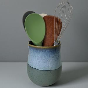 Short Kitchen Utensil Holder for Kitchen Counter, Ceramic Small Utensil Crock & Vase & Holder for Cutlery Spatula Brush Silverware Cooking Utensil Holder (Retro Sea Blue)