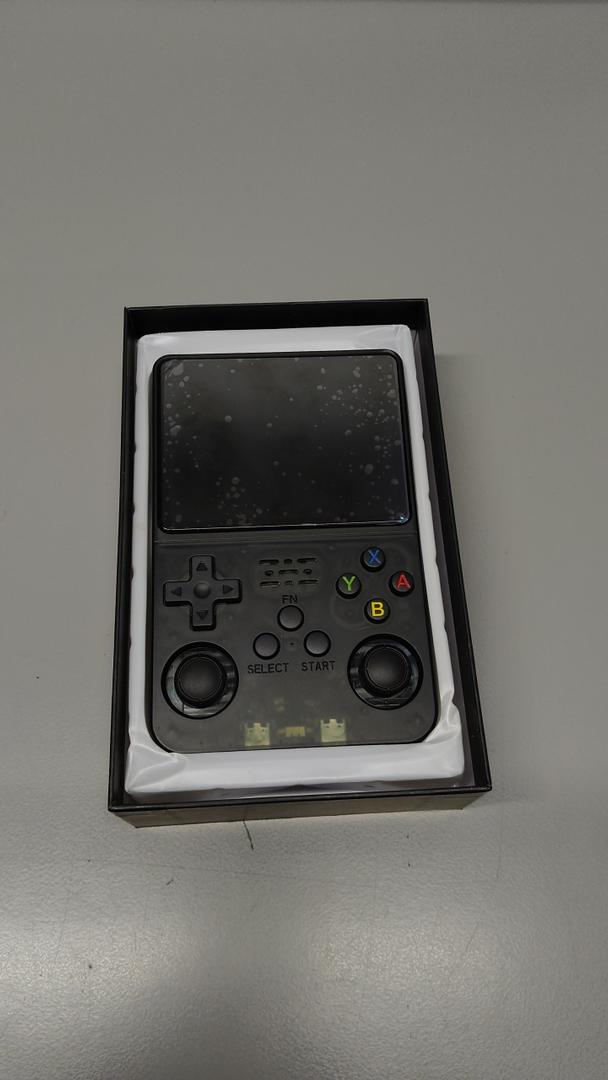 New World R36S Retro Handheld Video Game Console 3.5 inch Retro Handheld Video Games Consoles Built-in Rechargeable Battery Portable Style Hand Held Game Consoles