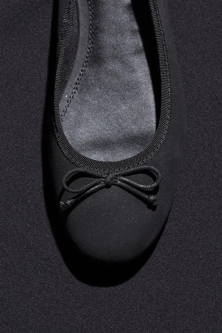 Women’s Modern Cutout Flats, Size 7