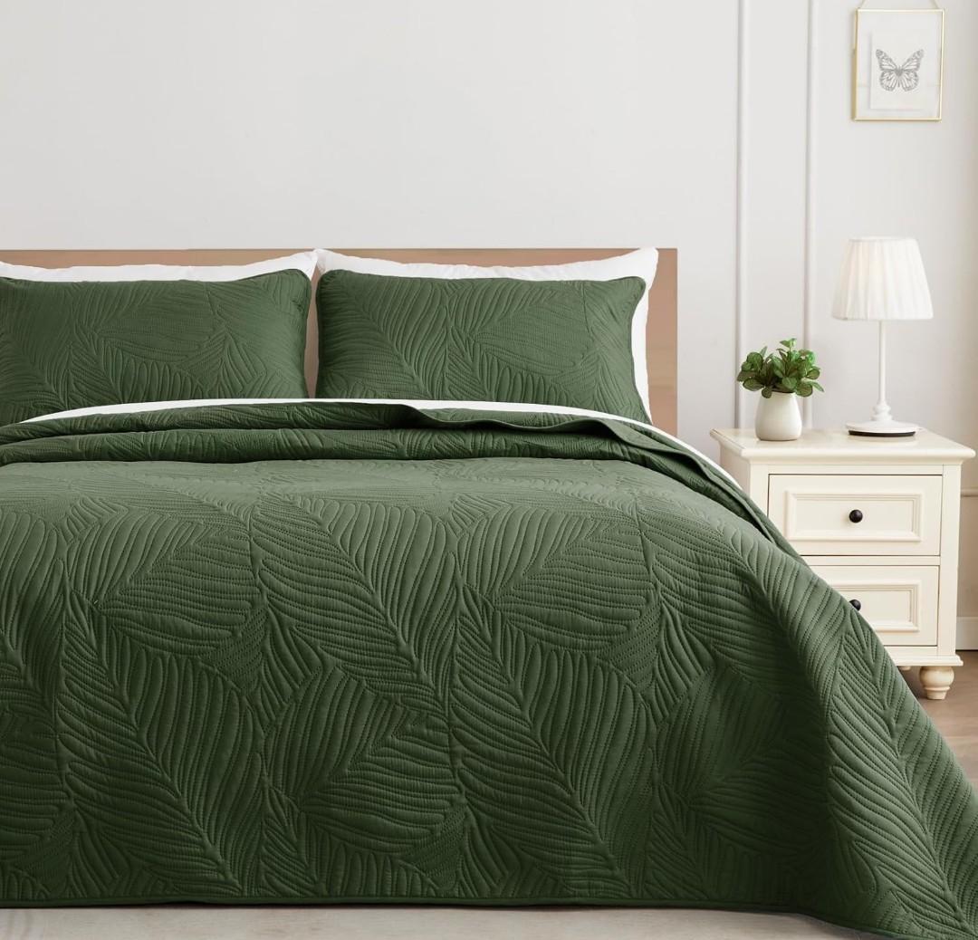 Exclusivo Mezcla King Size Quilt Bedding Set, Lightweight Olive Green Quilts King Size for All Seasons, Soft Microfiber Bedspreads Coverlets Bed Cover with Leaf Pattern, 3 Piece
