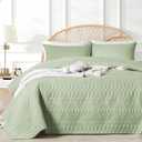 akkialla King/Cal King Size Quilt Bedding Set,Sage Green Lightweight Microfiber Soft Bedspread,Modern Style Geometric Pattern Coverlet Set for All Seasons,3 Piece(1 Quilt,2 Pillow Shams)