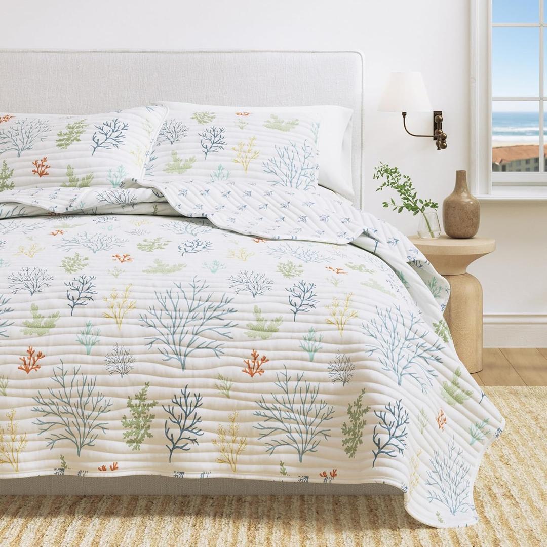 Great Bay Home Coastal Quilt Set - 3-Piece Full/Queen Size Coral Bedding Set - Lightweight, All-Season, Reversible Bedspread (Pastel Coral)