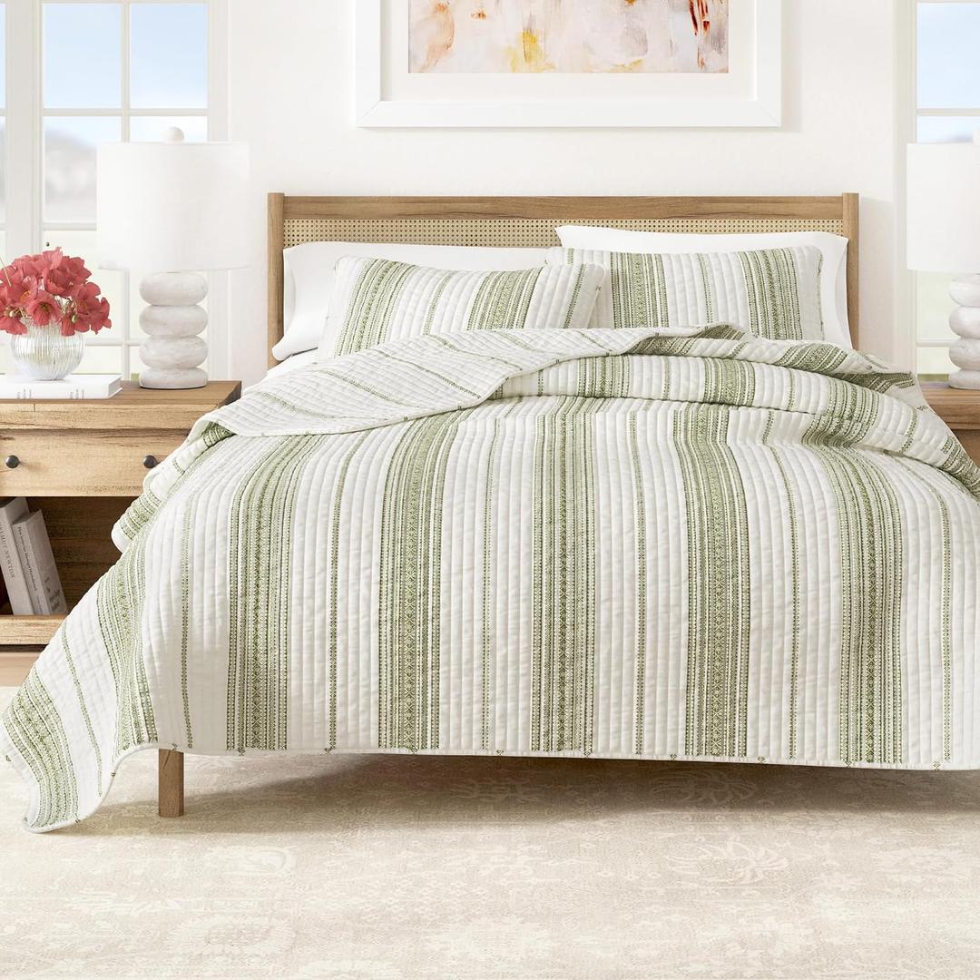 Great Bay Home Striped Quilt Set - 3-Piece King/California King Size Farmhouse Bedding Set - Lightweight, All-Season, Reversible Bedspread (White/Green)