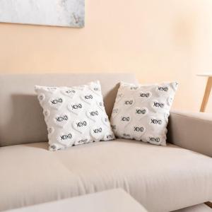 Valentine's Day Pillow Covers 18x18 Inch Set of 2 White Soft Plush Faux Fur Jacquard Throw Pillows XOXO Decorative Farmhouse Wedding Cushion Cases for Couch Sofa Cushion Case Home Wedding Anniversary