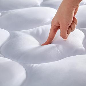SLEEP ZONE Full Size Mattress Pad Protector, Quilted Fitted Bed Mattress Topper, Elastic Fitted Mattress Cover Stretches up to 21 Inches Deep, Machine Washable (White)