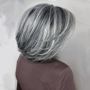 Pixie Cut Layered Wavy Wig with Curtain Bangs for Women Silver Gray Layered Bob Wig Synthetic Light Grey Ombre Highlight Bob Wig for Black Women for Daily Party Use Light Grey (GRAY/60#)