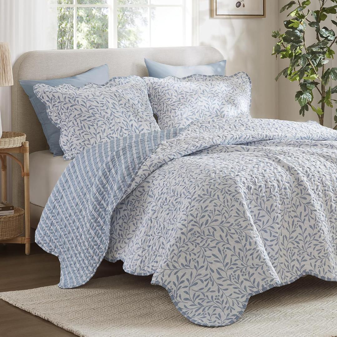 Madison Park 3-Piece Reversible Quilt Set, Botanical Print & Scalloped Edge, Lightweight Summer Bedding, King, Blue | Lightweight