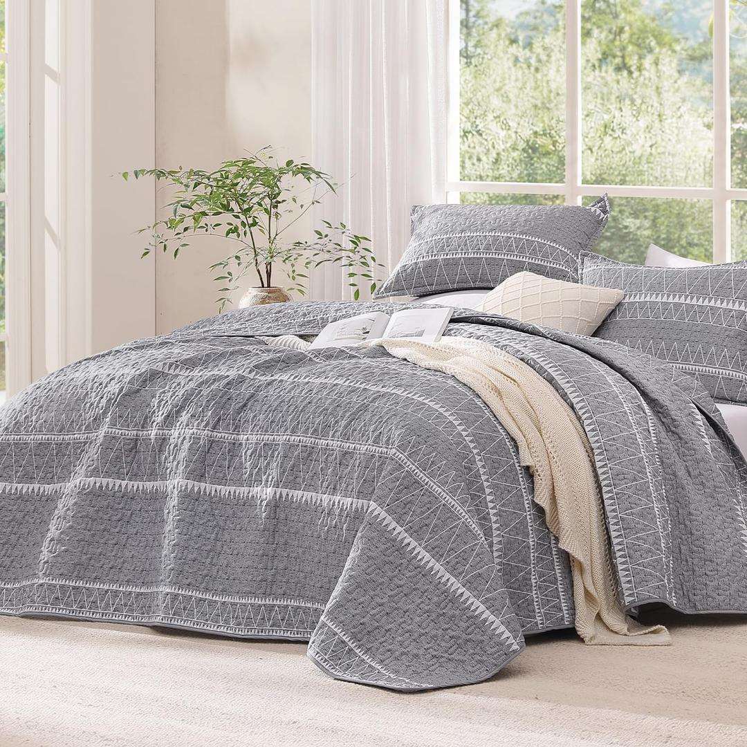 Andency Oversized Super King Plus Quilt Set Grey, 3 Pieces Boho Lightweight Soft Striped Bedspread for All Season (128"x120"), Gray Printed Bohemian Polyester Reversible Coverlet Comforter Sets