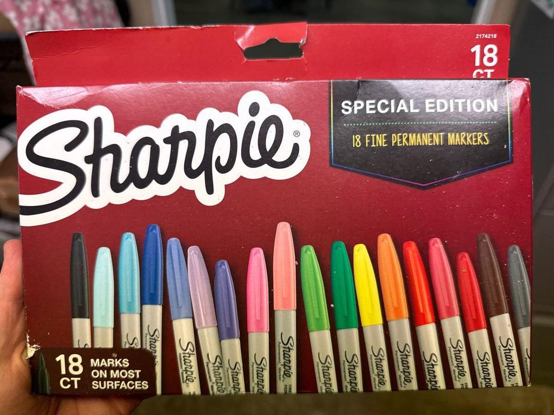 18 Fine Permanent Markers