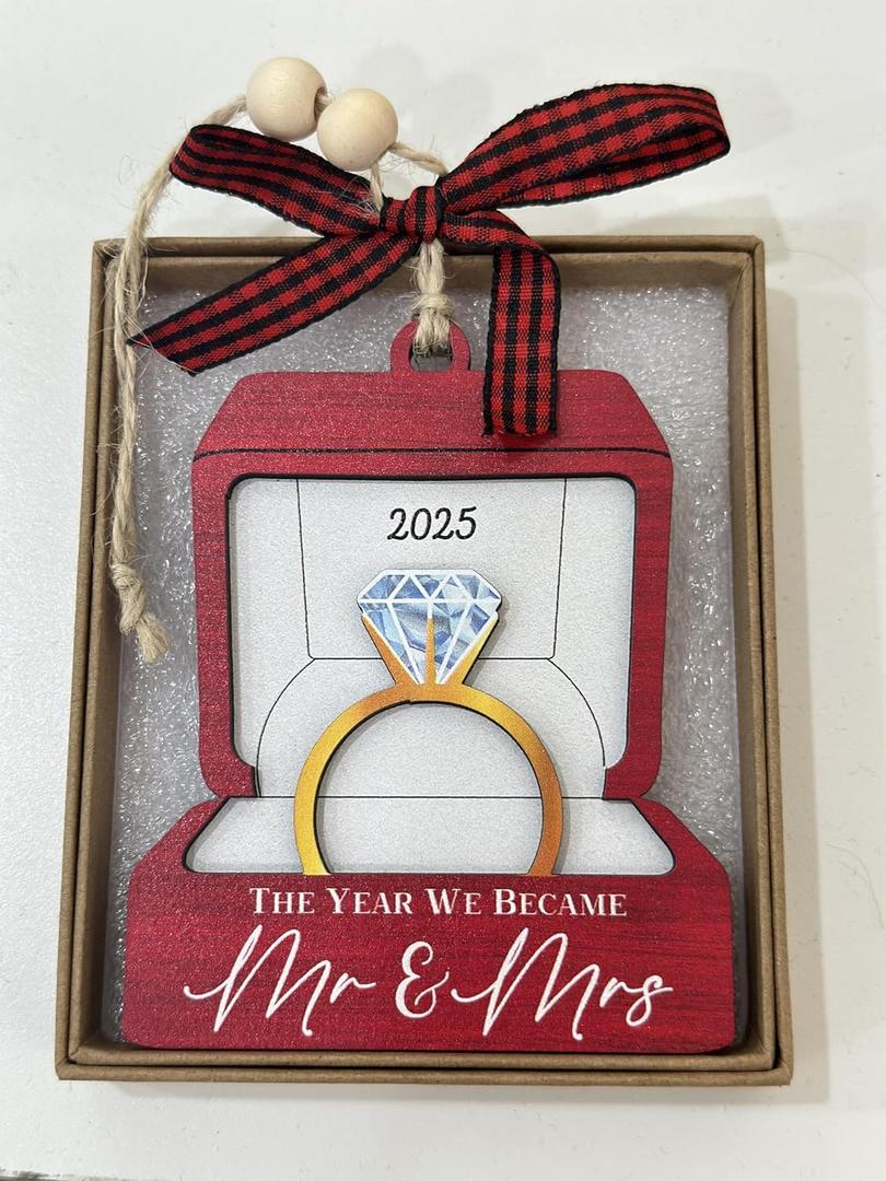 2 x Wedding Gifts, Mr & Mrs Ornament 2025 - First Christmas Mr and Mrs Ornaments Gifts Wedding Ideas for Newly Wed, Bride, Future Mr & Mrs - Just Married Wood Ornament 2025 (The Year)