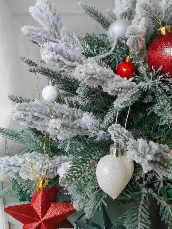 Frosted Artificial Pine Needles Branches 10.6 Inches Christmas Fake Snowy Pine Picks Twigs Winter Sprays Greenery Stems for Christmas Tree DIY Garlands Wreaths Crafts Home Holiday Decorations