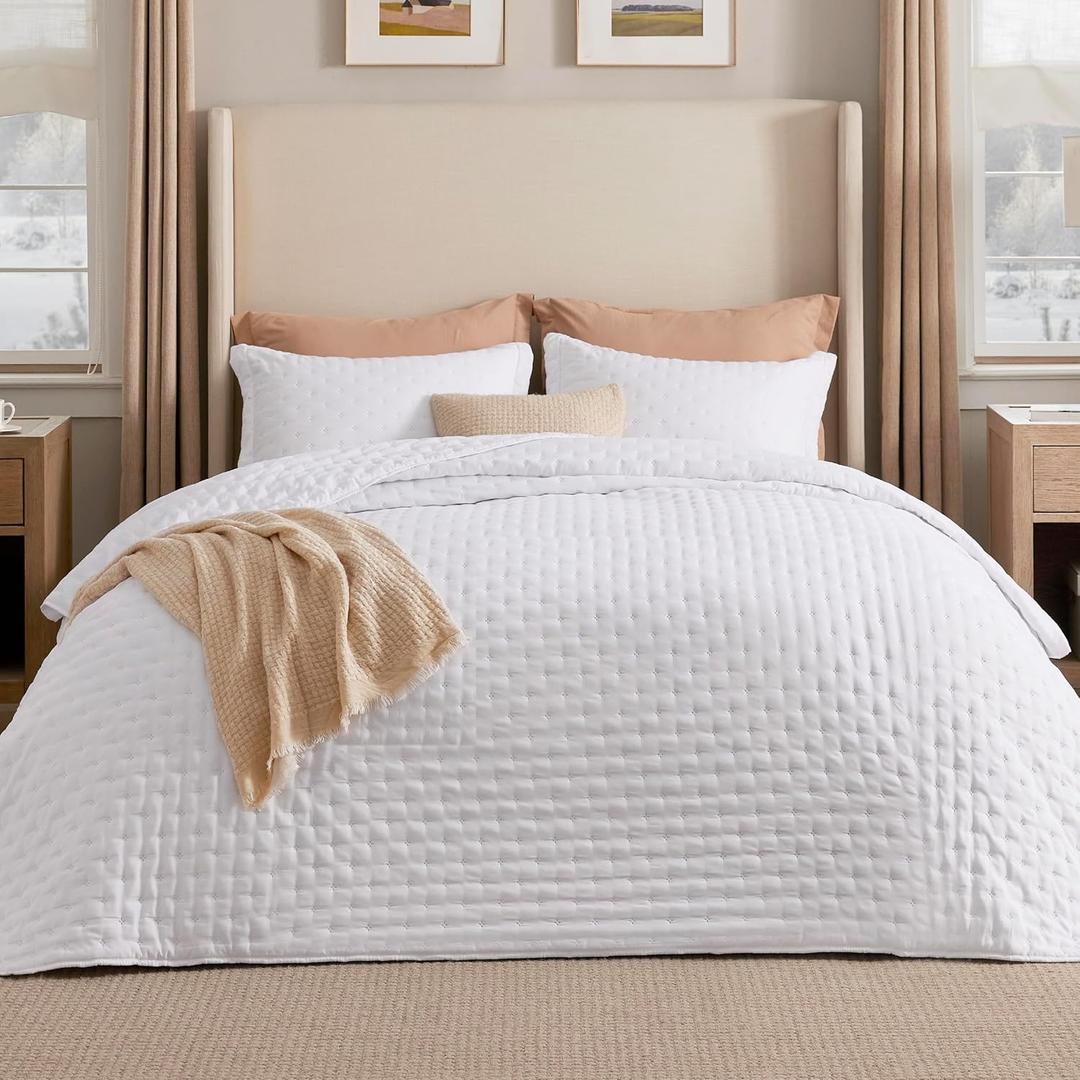 Bedsure California King Quilt - Bright White Bedspread California King Size & Lightweight Comforter, Modern Coverlet with Clover Pattern, Ultra Soft All-Season Bedding, 111x106 Inches | Stitch-Free Quilting, Ultra Soft, Lightweight, Machine Washable, Pet-Friendly