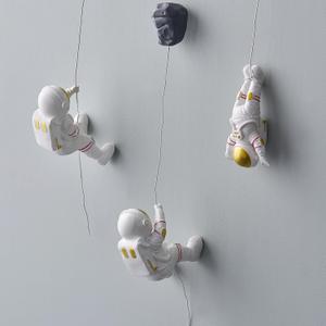3Pcs Astronaut Wall Sculpture Climber Figurines, Climbing Wall Hanging Decoration, Outer Space Theme Decorations for Kid Bedroom, 3D Wall Decor for Living Room Playroom Classroom, Rock Climbing Gifts