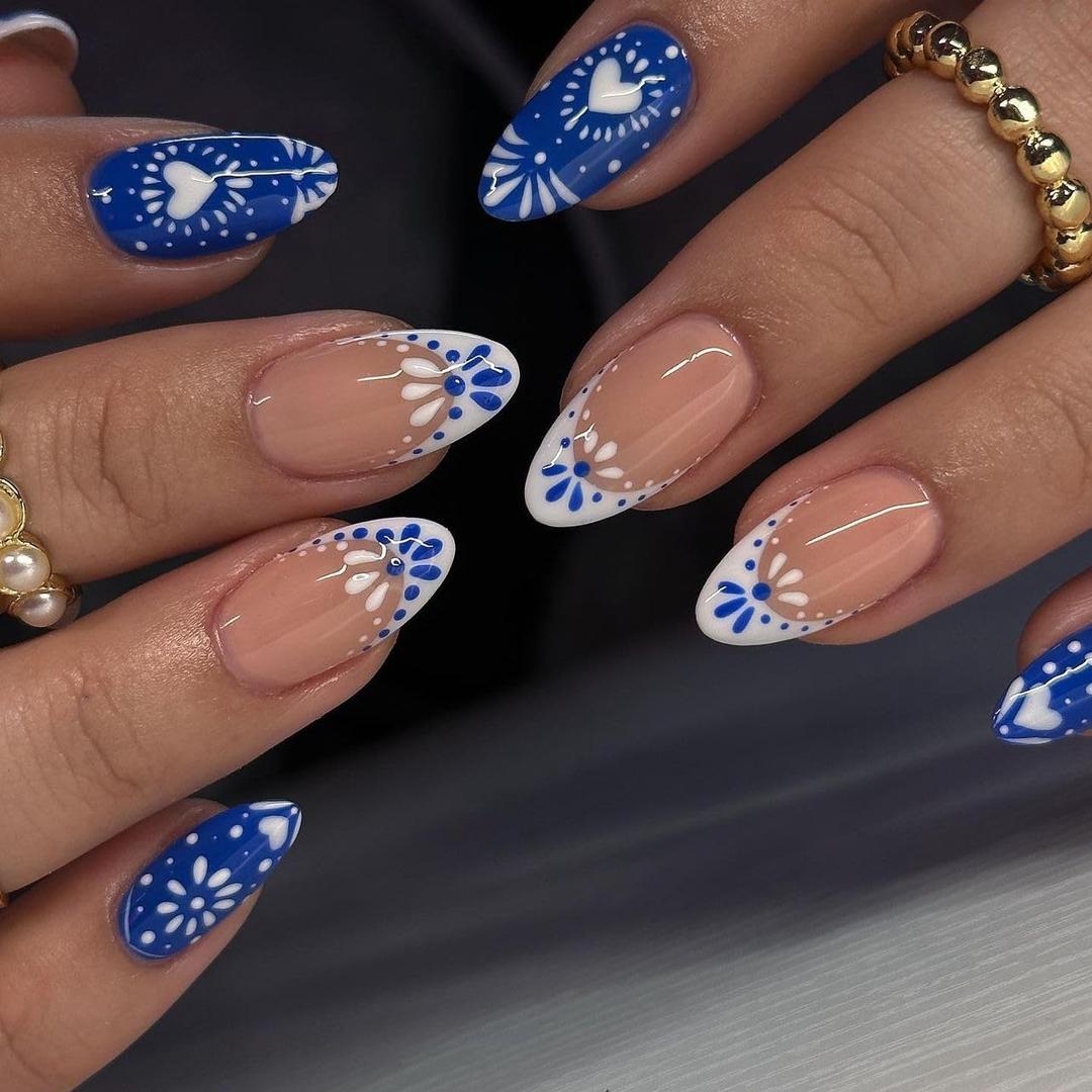 2 x Blue French Tips Press On Nails Short Almond, Flower Heart Sticke On Nails, Designer Reusable Acrylic Nails Press Ons, Fake Nails With Glue On Nails, Daily Wea False Nails For Women (24 Pieces (Pack of 1))
