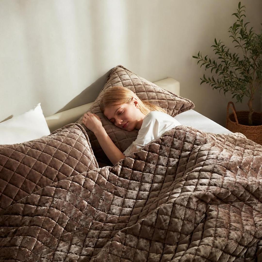 Cosybay Luxury Velvet Quilt Set King, Lightweight Oversized Bedspread Coverlet Quilted Box Stitch Bedding Set, with 2 Matching Pillow Shams, for All Season, Mocha Brown