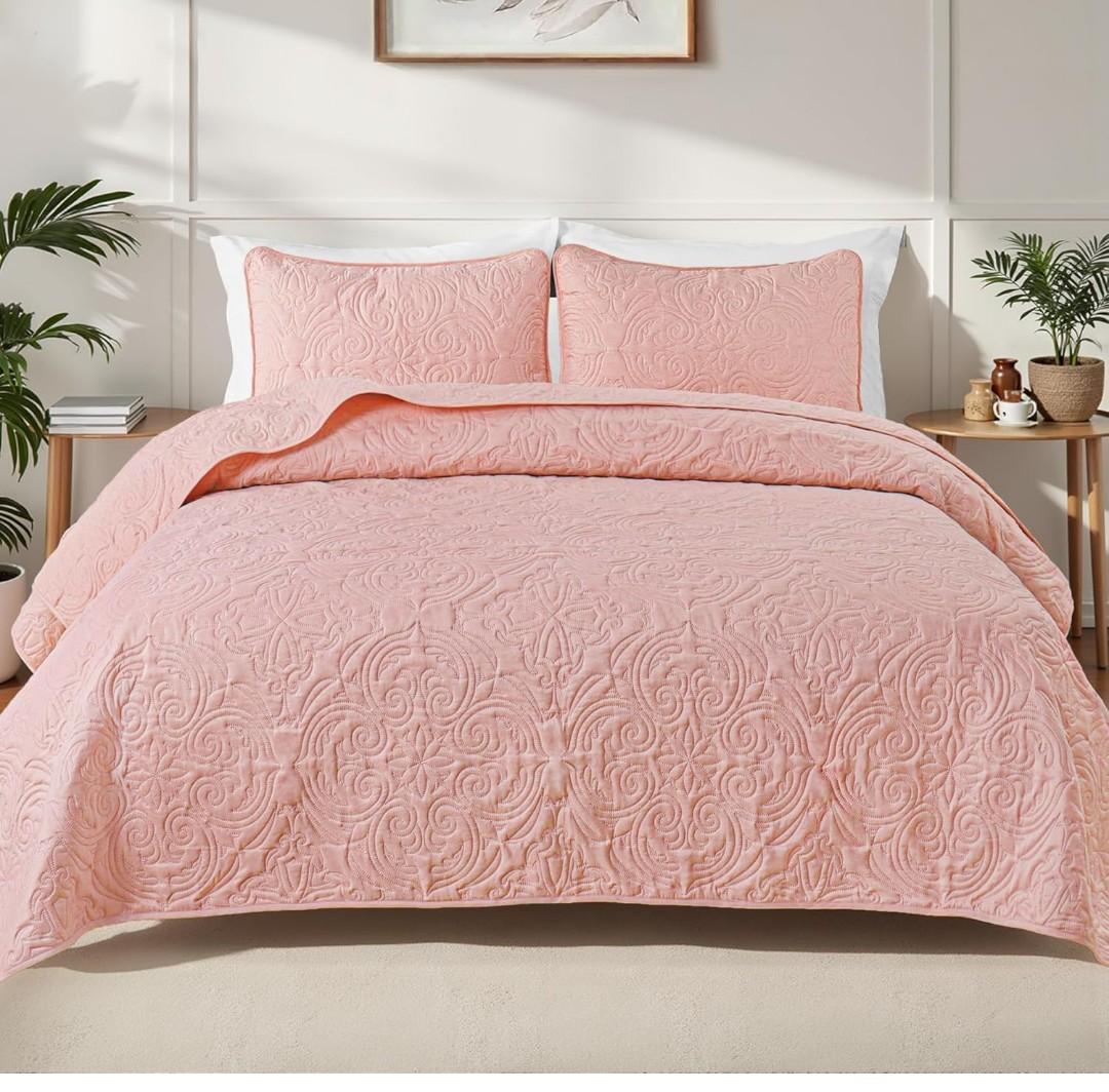 Exclusivo Mezcla Quilts King Size Bedding Set with 2 Pillow Shams, Lightweight Blush Pink Full Queen Quilt Bedspread with Vintage Damask Pattern, Soft Bedspreads Coverlets for All Seasons