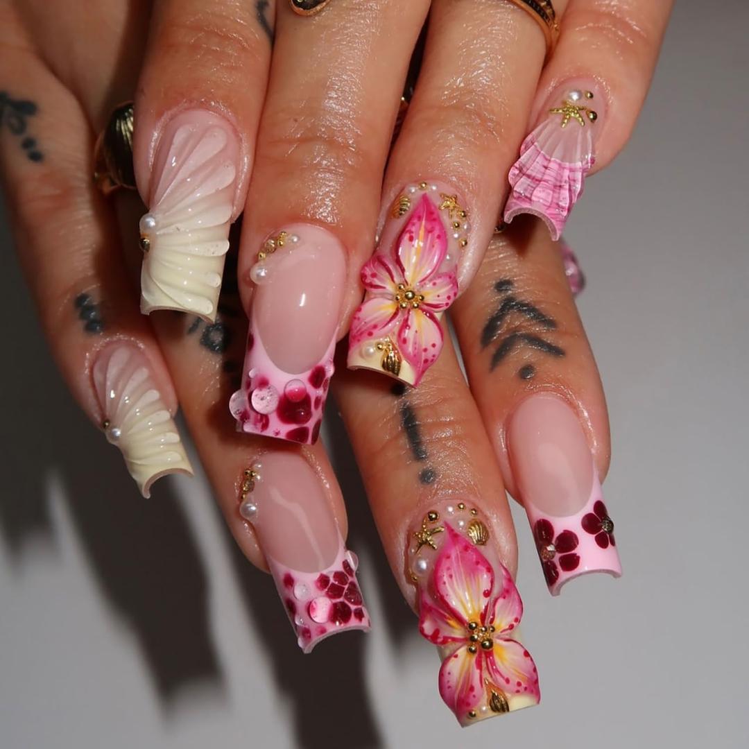 24Pcs Summer Press on Nails Medium Square Fake Nails with Pearl Rhinestones Designs Gold Starfish Seashell Glue on Nails 3D Flower Acrylic Nails Beach False Nail French Tip Stick on Nail for Women