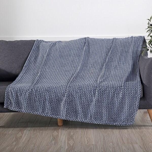 Montauk.

JACQUARD VELVET THROW

REVERSIBLE

50 x 60 in / 127 x 152 cm
