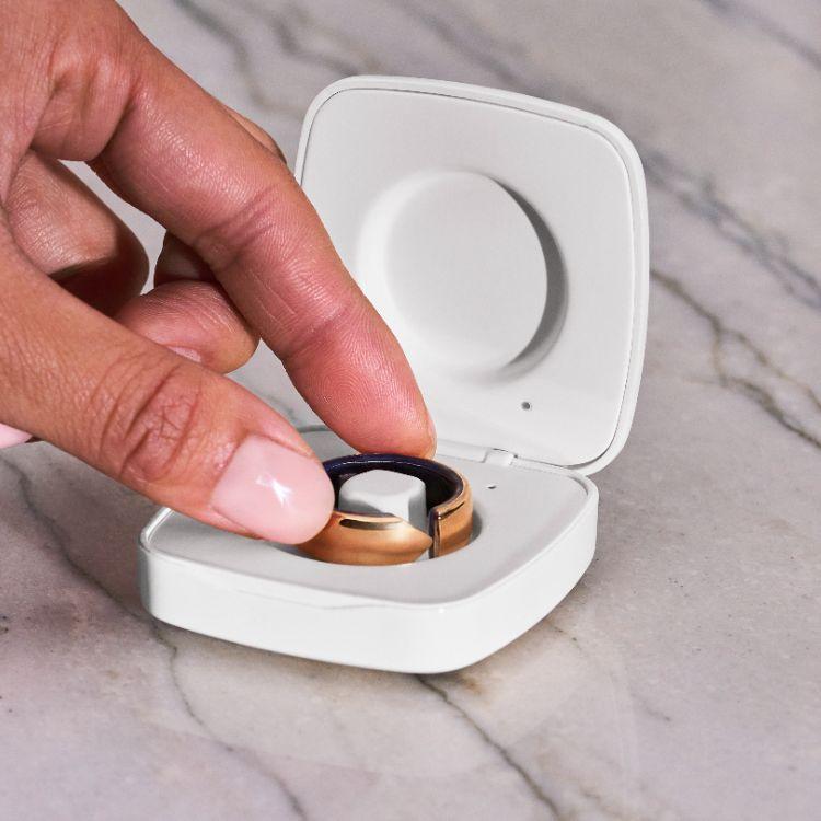 Wireless Charging Case Smart Ring Charger, 2000mAh Portable Travel Charger Station Fits All-Sized Ring Gen 4, 30-Day Runtime 