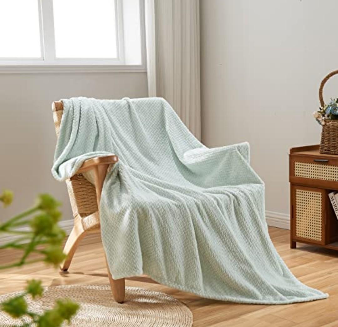 NEWCOSPLAY Super Soft Throw Blanket Mint Premium Silky Flannel Fleece Leaves Pattern Lightweight Bed Blanket All Season Use (Mint, Throw(50"x60"))