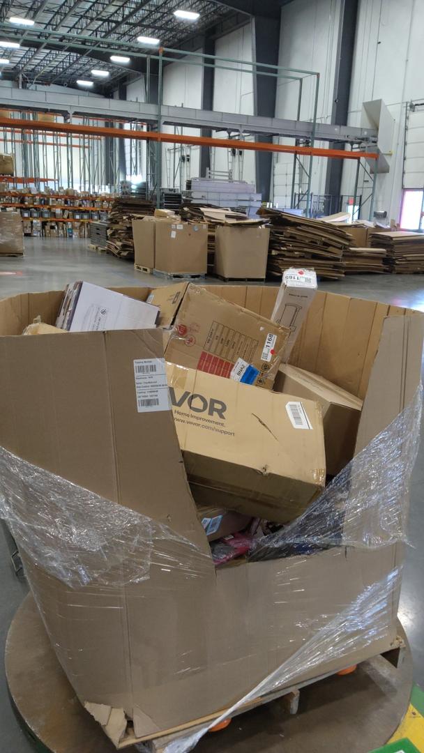 Pallet of salvage items