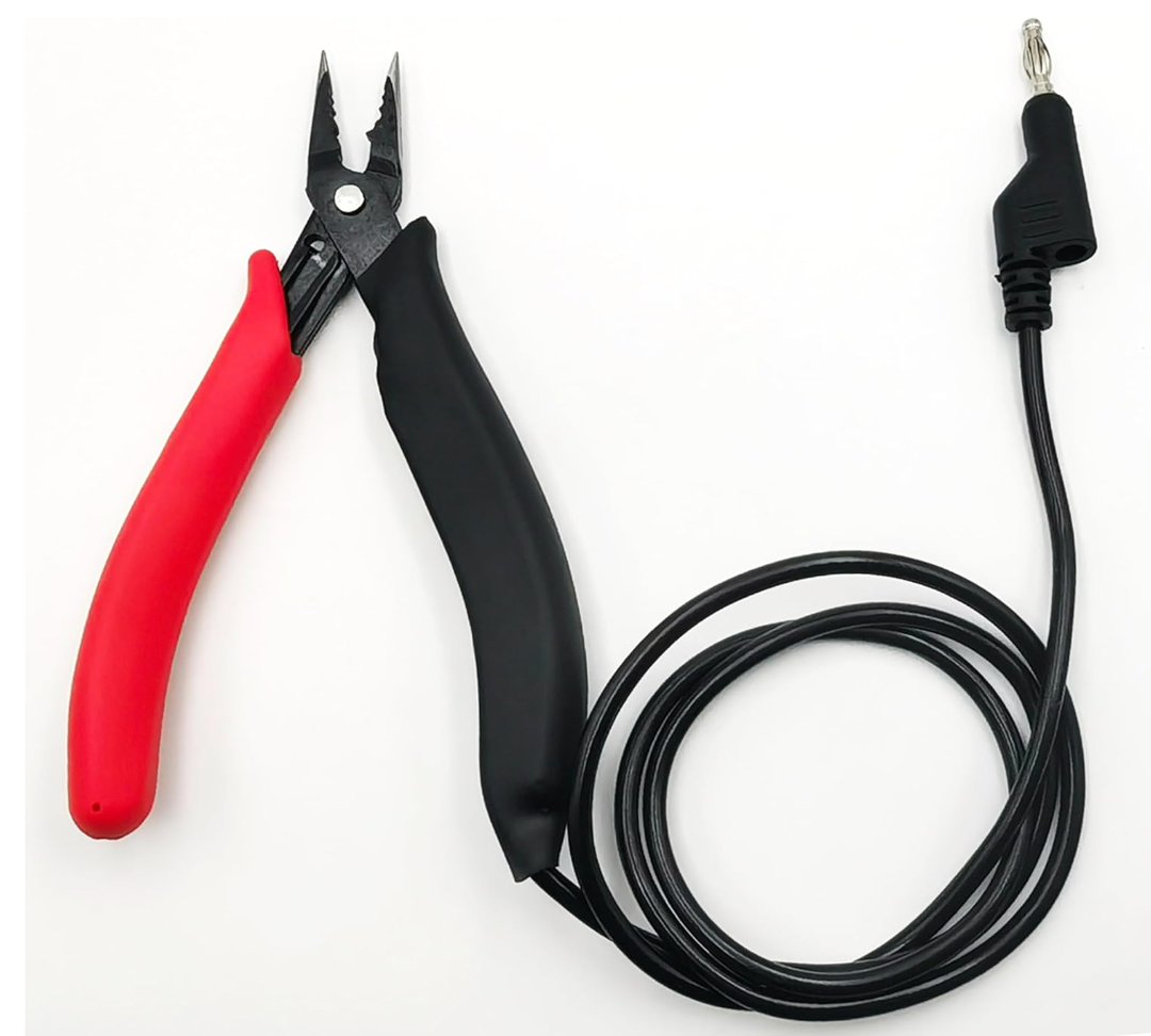 Grounding clamp for permanent jewelry, precise control, unmatched precision for fine chain welding, 0.9 m cable, secure connection, red