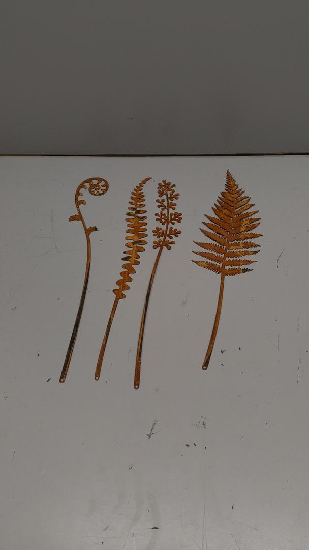 Metal Flowers for Outside,Garden Stakes Decorative,Flower Bed Decor Plant Stakes,Garden Statues Outdoor Clearance,Metal Yard Art Outdoor,Plant Decorations for Pots, 4 Pcsroom