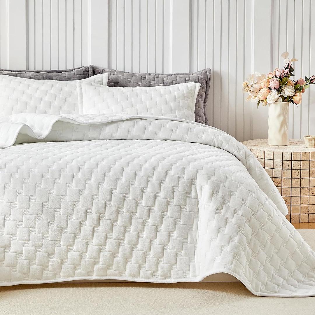 WARMDERN White Velvet Quilt Set Oversized King, Luxury Geometric Check Pattern Quilts Set, Soft Lightweight Bedspread & Coverlet, Milk Velvet Bedding Set with 2 Pillow Shams for All Season, 120" x 98"