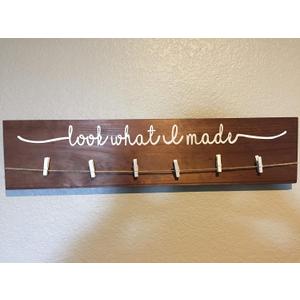 JNFEUI Look What I Made Sign with Clips - 12 Mini Clothespins to Hang Kids Art Wood Used for Hanging Photo Display on Wall in Home Decor Craft Room Bedroom Decor, 5.5 Inch high, 23.5 Wide