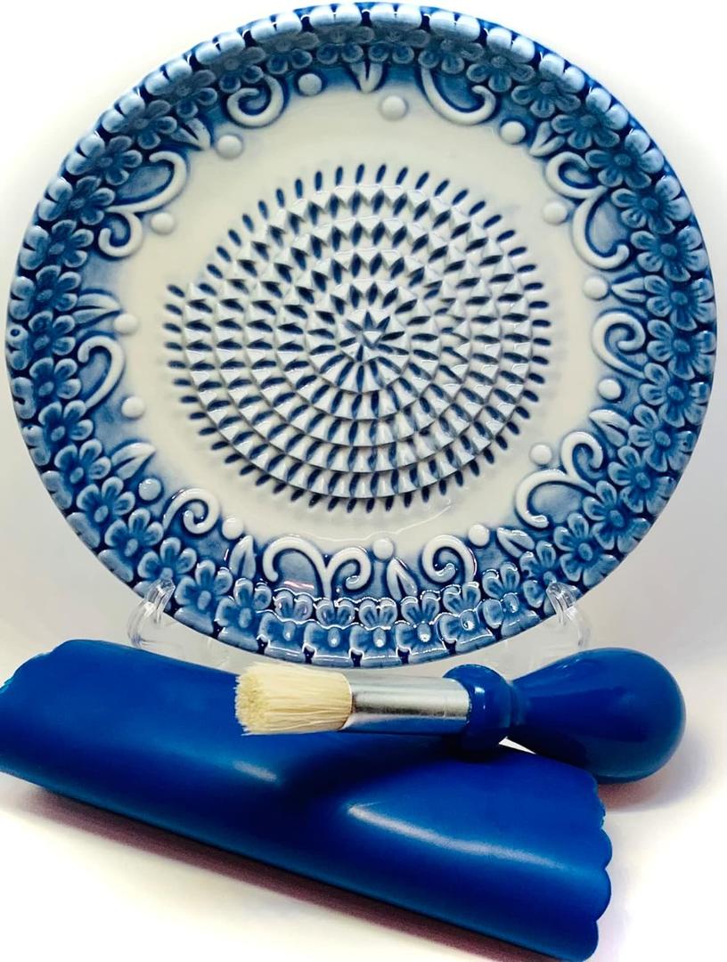 BonCera, All-in-one Premium Ceramic Garlic Grater Plate 4-Piece Set - Blue Embossed Design and Style - For Garlic, Ginger, Chocolate, and more! - Comes with 5.25" Plate, Peeler, Brush, and Stand