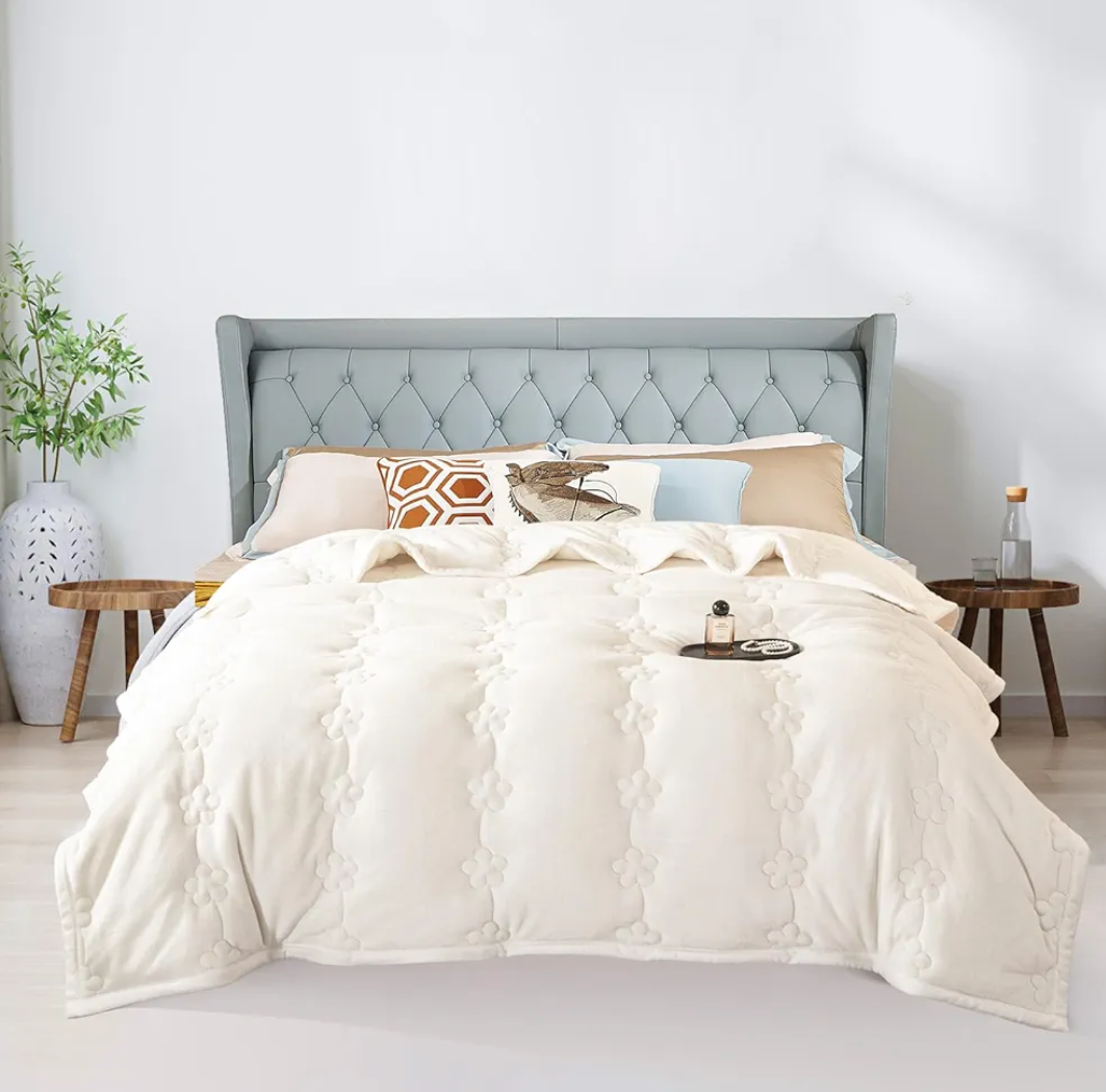 ShowyLive Extra Thick Blanket for Sofa Recliner Bed, Warm 3 Layers Flannel Blanket for Winter Autumn, Plush Quilt, Breathable Velvet Comforter, Washable Throw Blanket 810gsm (White 200x230cm)