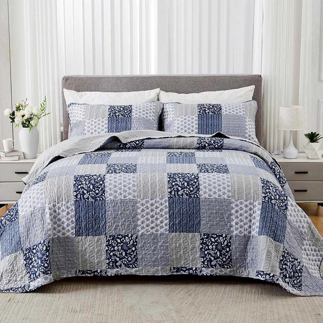 VIVILINEN Oversized King Size Quilt Set 128x120 Navy Blue Grey Bedspread Plaid Patchwork Extra Wide Super King Quilted Coverlet Bedding Set 3-Piece Reversible Lightweight Bed Cover Comforter Set
